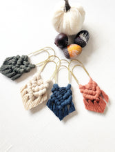 Load image into Gallery viewer, Macrame Bookmark