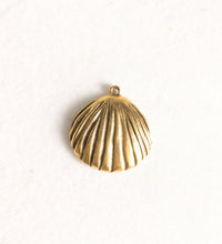 Load image into Gallery viewer, Antiqued Large Shell
