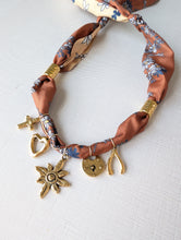 Load image into Gallery viewer, Vintage Daisy Wishes Necklace