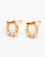 Load image into Gallery viewer, Pearl Wreath Studs